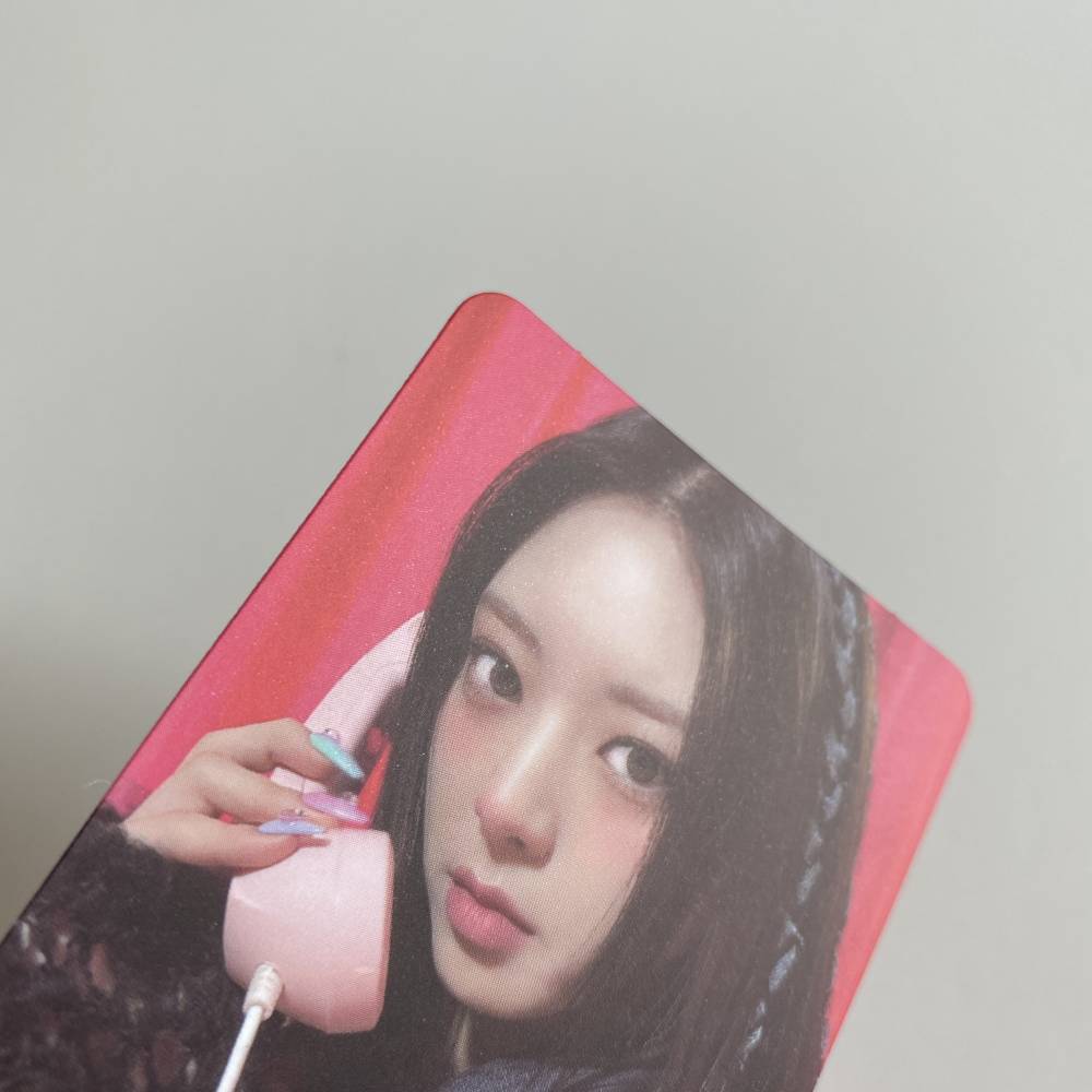 ITZY 1ST ALBUM 'CRAZY IN LOVE' ALBUM PHOTOCARD - YUNA (V5)